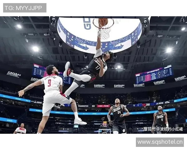 他以2米36的惊人高度轻松扣篮创下美国大学篮球历史新纪录