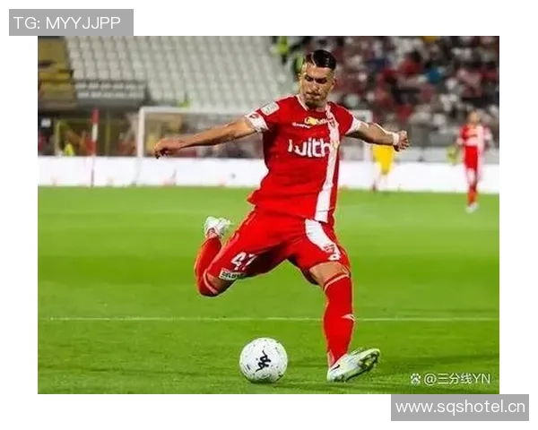 约罗身穿里尔球衣盛装出席里尔对阵巴黎比赛开球仪式 约罗身穿里尔球衣盛装出席里尔对阵巴黎比赛开球仪式