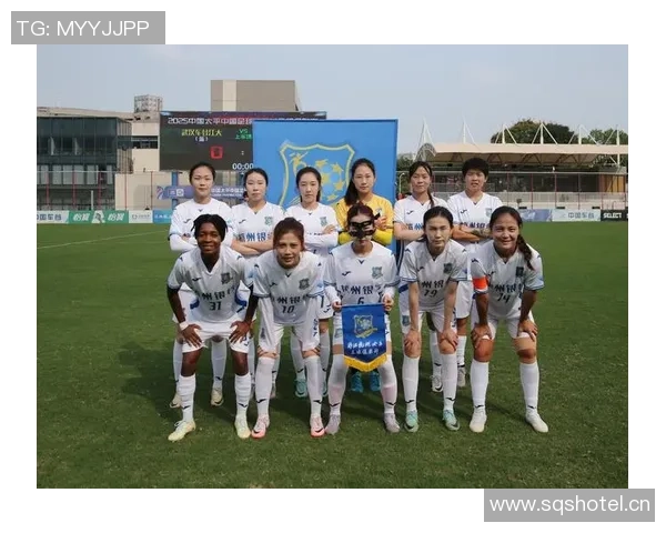 武汉车谷江大女足赛后自豪展示国旗合影庆祝中国骄傲时刻