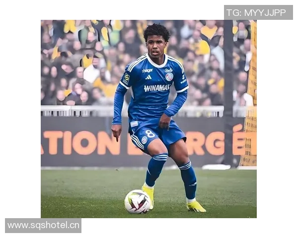 巴甲门将开球失误被对手偷袭瞬间引发全场哄笑